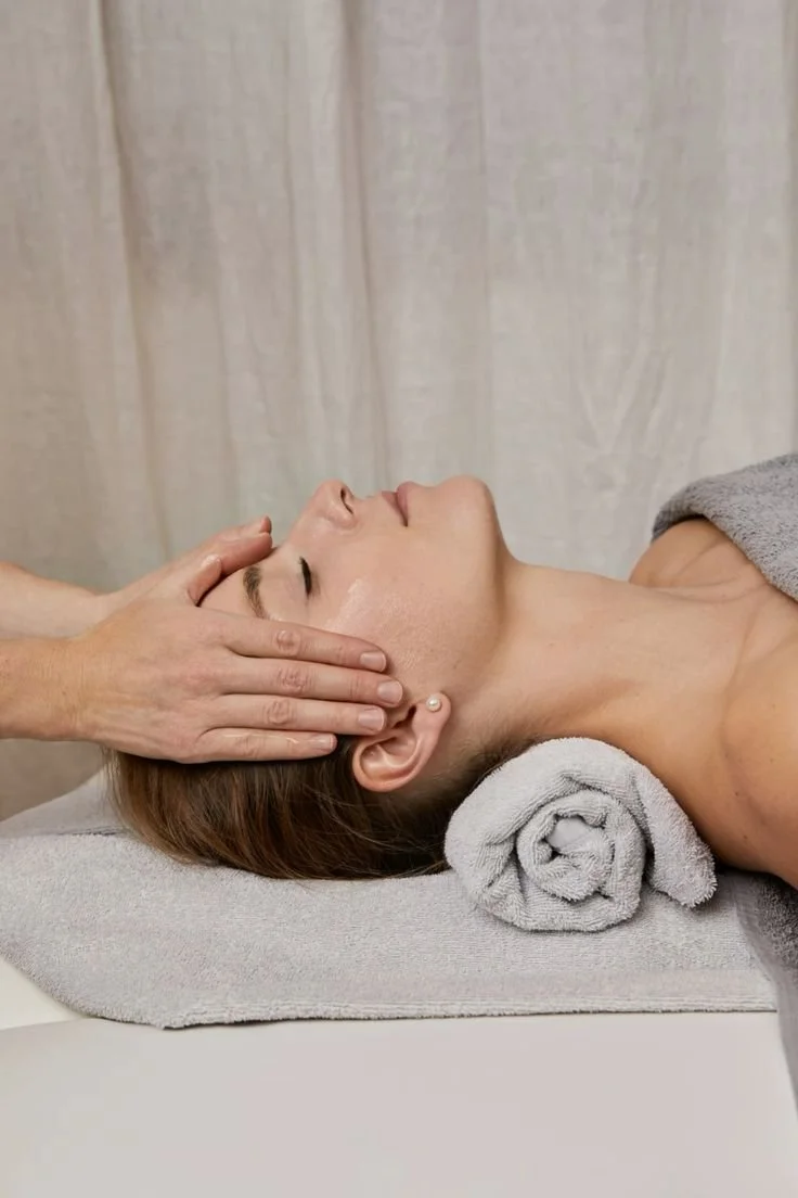 Facial massage with a lifting effect